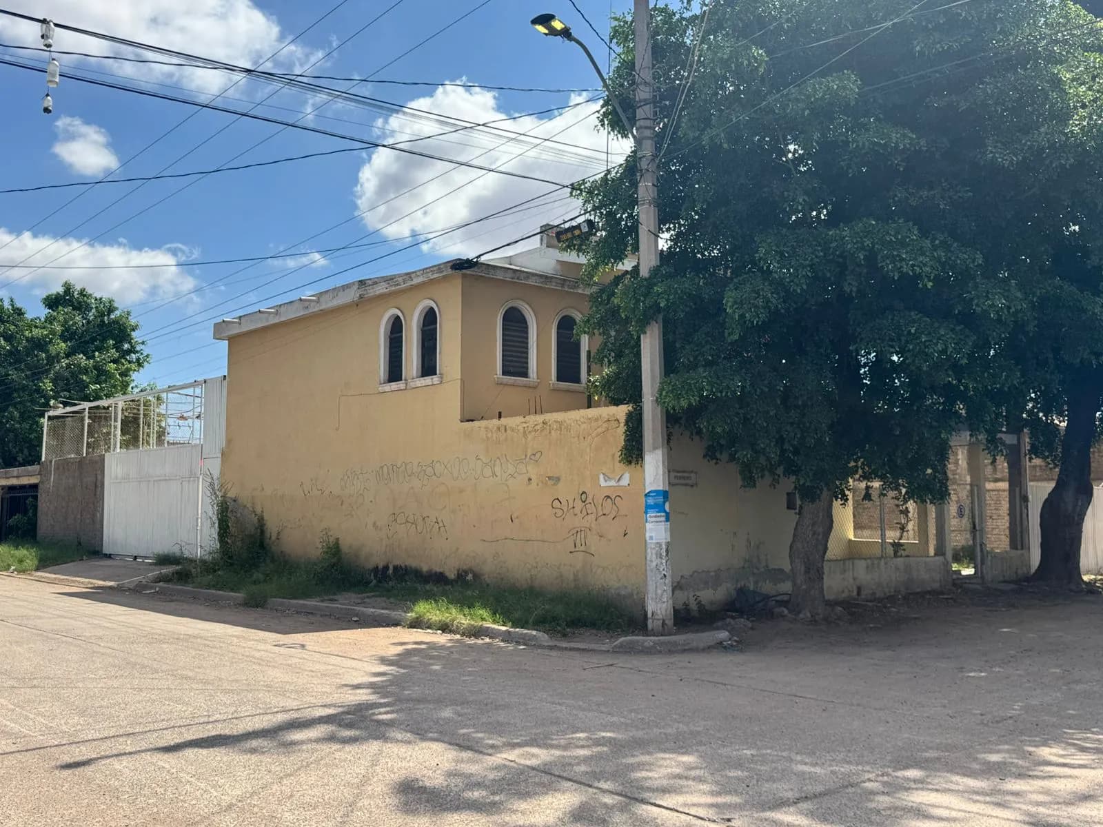 AMPLIA CASA USO COMERCIAL EN COL. TOLEDO CORRO